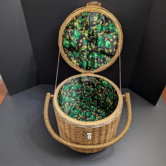 Vintage Woven Round Sewing Basket with floral Lid/Interior. - Picture 2 of 7